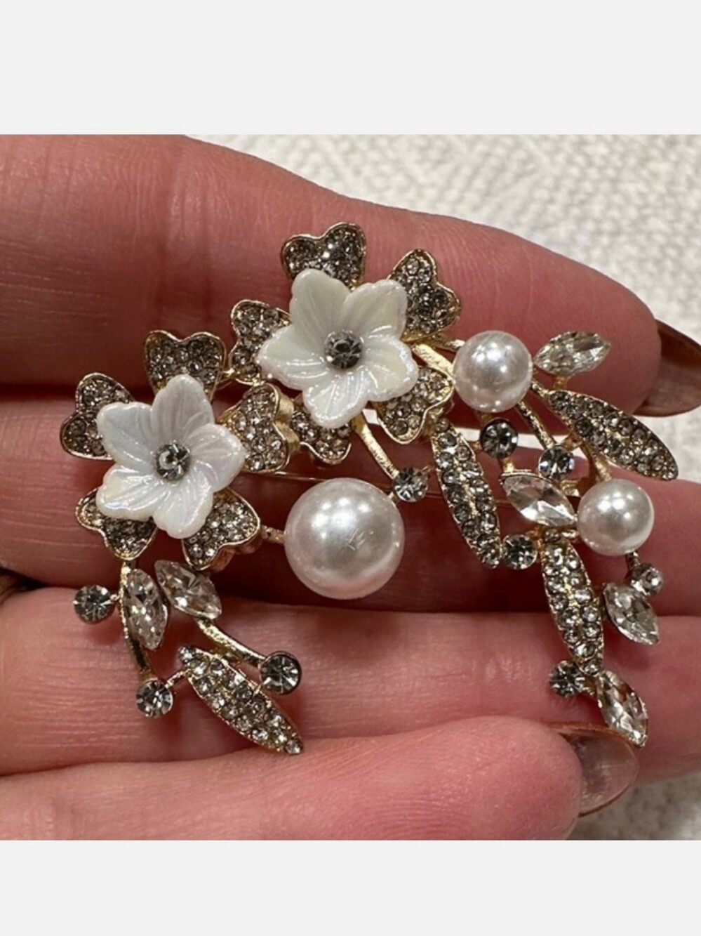 Elegant White Pearl & Crystal Floral Brooch Pin - Women Jewelry
